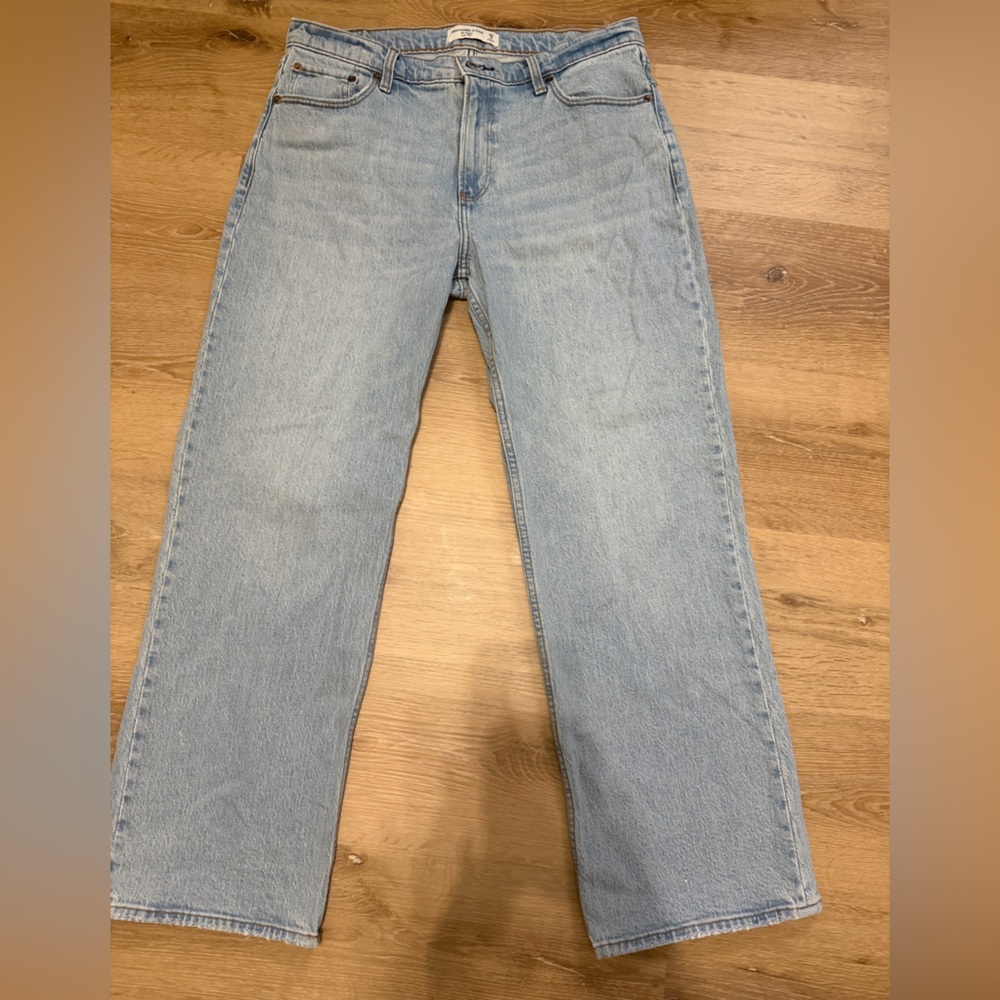 5/$12💕 Abercrombie & Fitch Light Wash Denim Jeans